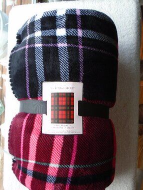 VICTORIA'S SECRET Sherpa PLAID FLEECE BLANKET Red Black 50X60in NEW
